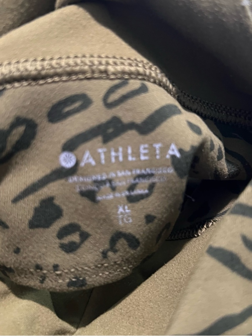 Athleta Sports Bra XL Green Animal Print Racerback Workout Gym Yoga V Neck BU7 - Picture 5 of 5